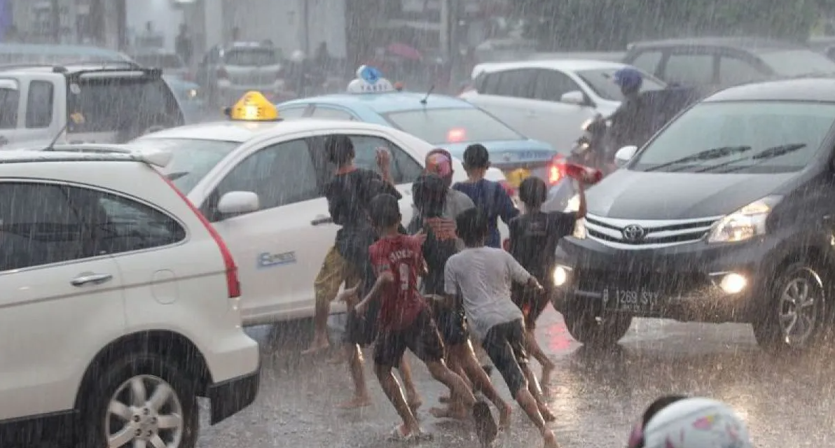 Tips Aman Menjaga Kesehatan Anak Setelah Kehujanan