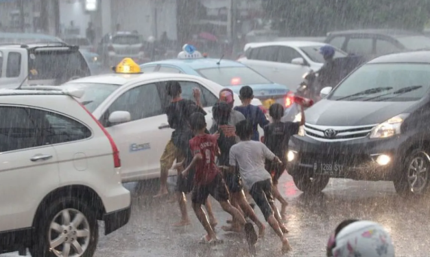 Tips Aman Menjaga Kesehatan Anak Setelah Kehujanan