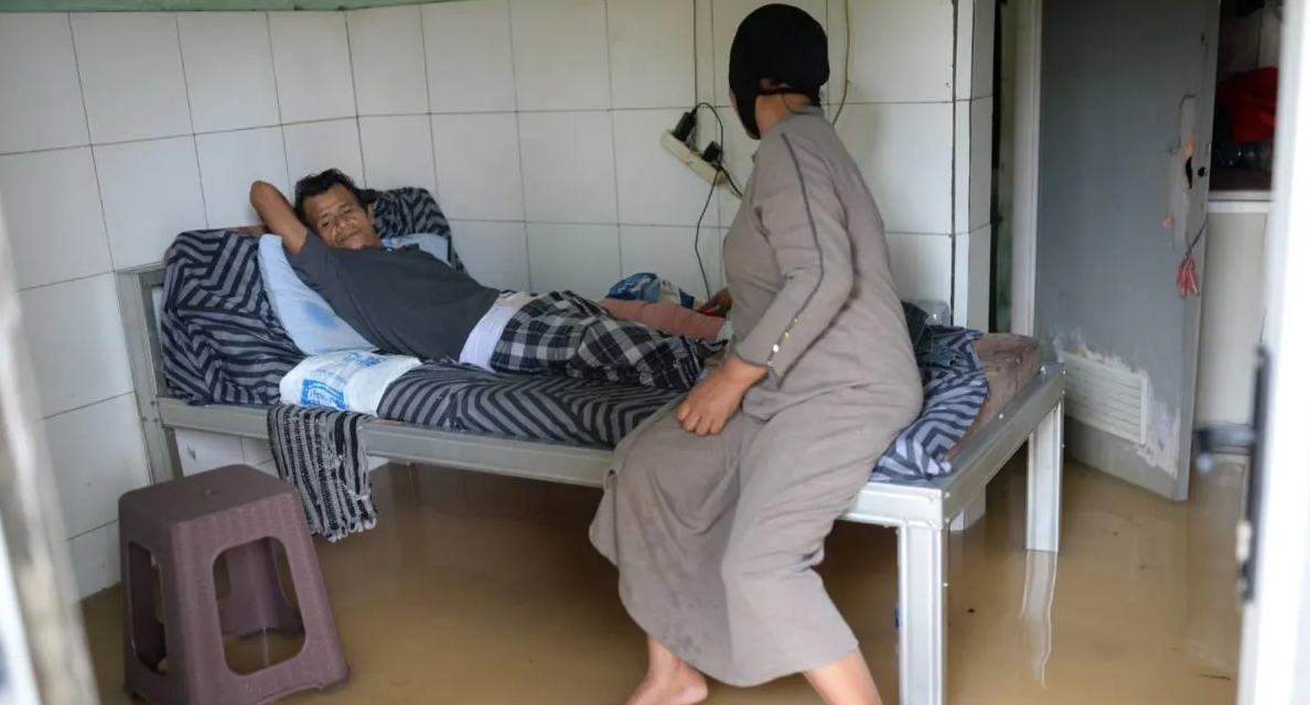 Banjir di Desa Baros Serang Kepung Klinik, Pasien Terjebak