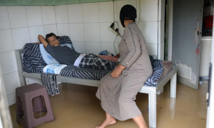 Banjir di Desa Baros Serang Kepung Klinik, Pasien Terjebak