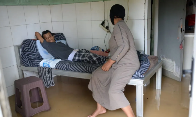 Banjir di Desa Baros Serang Kepung Klinik, Pasien Terjebak