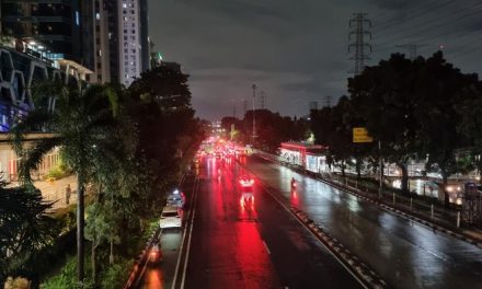 Banjir Surut Jalan DI Pandjaitan Arus Lalu Lintas Berangsur Normal