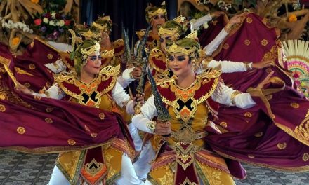 Seniman Muda Festival Tari Tradisional di Tabanan Bali
