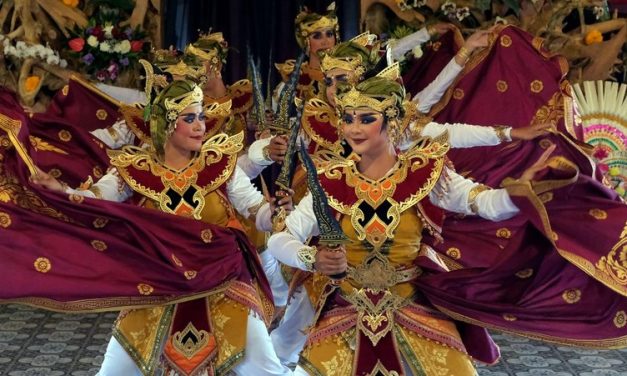 Seniman Muda Festival Tari Tradisional di Tabanan Bali