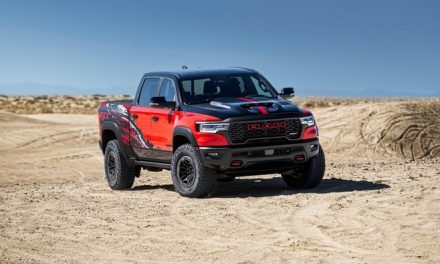 Pikap Double Cabin Berperforma Tinggi Mesin HEMI V8