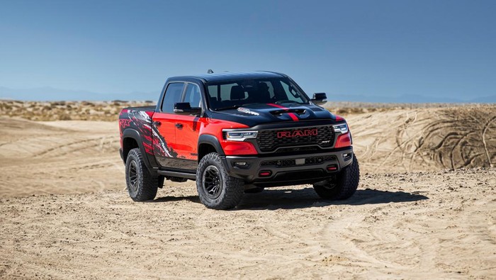 Pikap Double Cabin Berperforma Tinggi Mesin HEMI V8