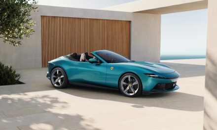 Supercar Terbuka dengan Mesin V8 dan Kenyamanan Premium