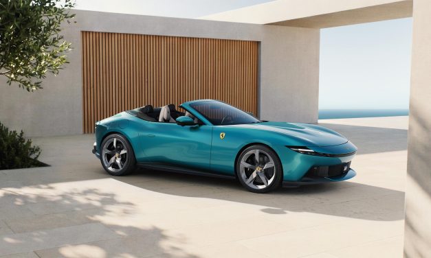 Supercar Terbuka dengan Mesin V8 dan Kenyamanan Premium