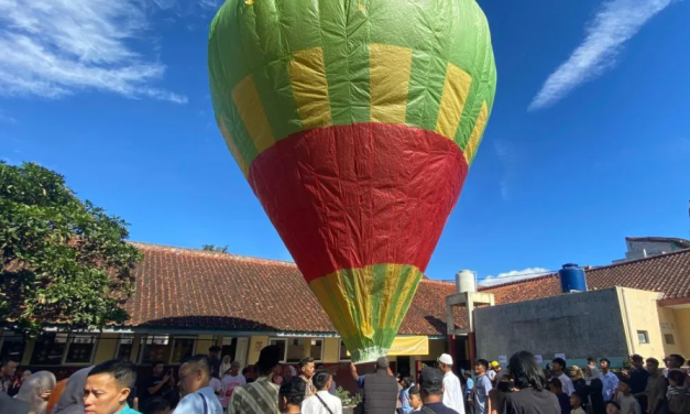 Tradisi Ngapungkeun Balon Garut: Warisan Lebaran Kebersamaan