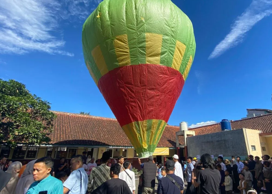 Tradisi Ngapungkeun Balon Garut: Warisan Lebaran Kebersamaan