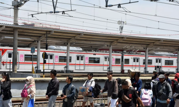 Lonjakan Penumpang KRL Jabodetabek Lebaran Ratusan Ribu