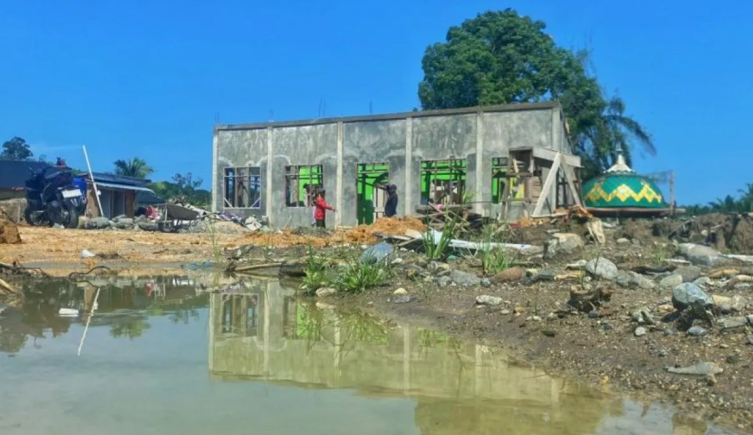 Gotong Royong Garoga Renovasi Masjid Al-Ikhsan Pascabanjir