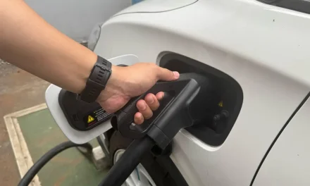 Robot Charger EV Portabel di China: Solusi Pengisian Daya Praktis