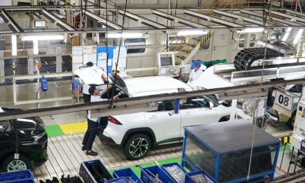 Strategi Toyota Menghadapi Tekanan Global Persaingan Teknologi