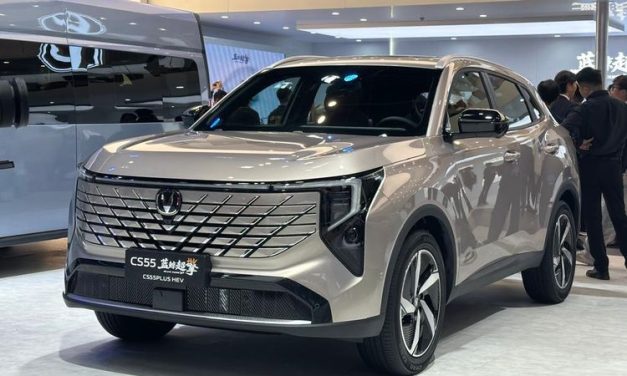 SUV Hybrid Modern dengan Performa Tangguh dan Fitur Premium