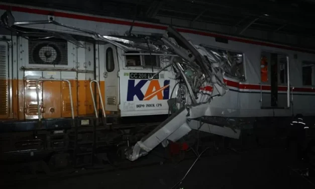 Gangguan Kereta Api Bekasi Timur: Pembatalan Massal Perjalanan