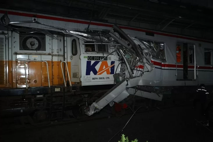 Gangguan Kereta Api Bekasi Timur: Pembatalan Massal Perjalanan