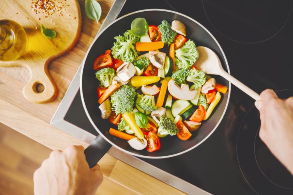Ilustrasi berbagai jenis sayuran segar yang dimasak dengan metode mengukus untuk menjaga kandungan vitamin dan nutrisi tetap optimal.