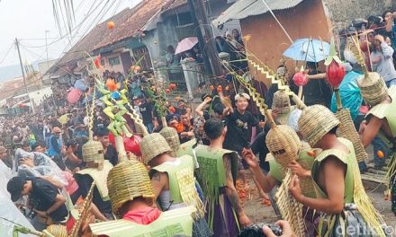 Festival Perang Tomat Lembang Kembali, Ribuan Warga Antusias