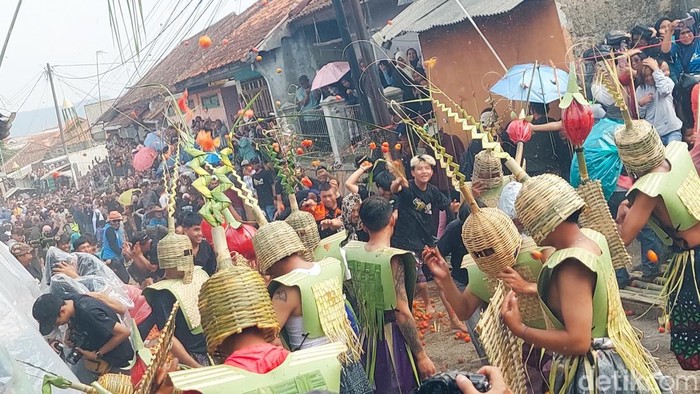 Festival Perang Tomat Lembang Kembali, Ribuan Warga Antusias