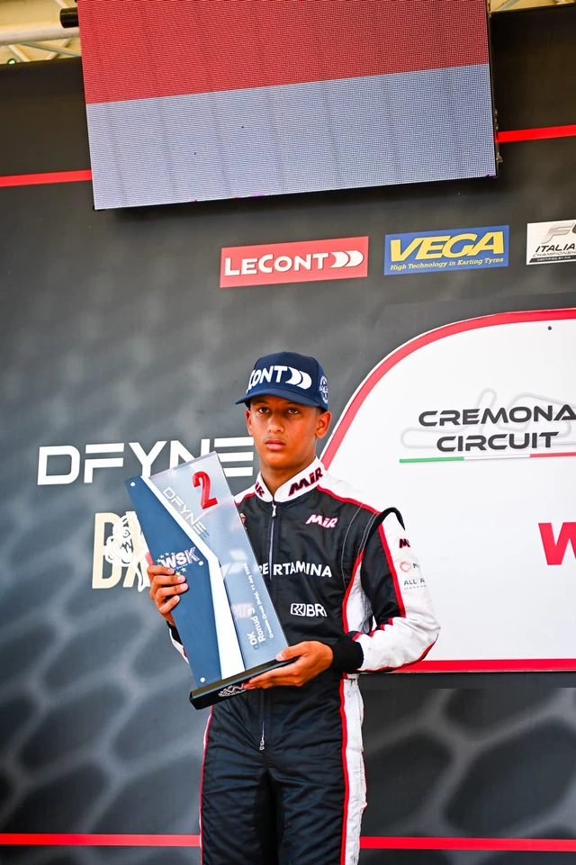 Qarrar Firhand merayakan gelar juara WSK Euro Series 2026 kategori OK usai tampil impresif di Cremona Circuit, Italia.