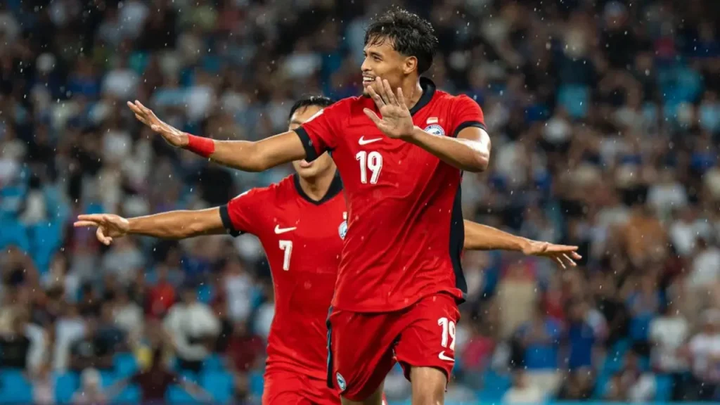 Pemain Singapura berjuang menguasai bola saat menghadapi lawan pada pertandingan Grup A Piala AFF 2026.