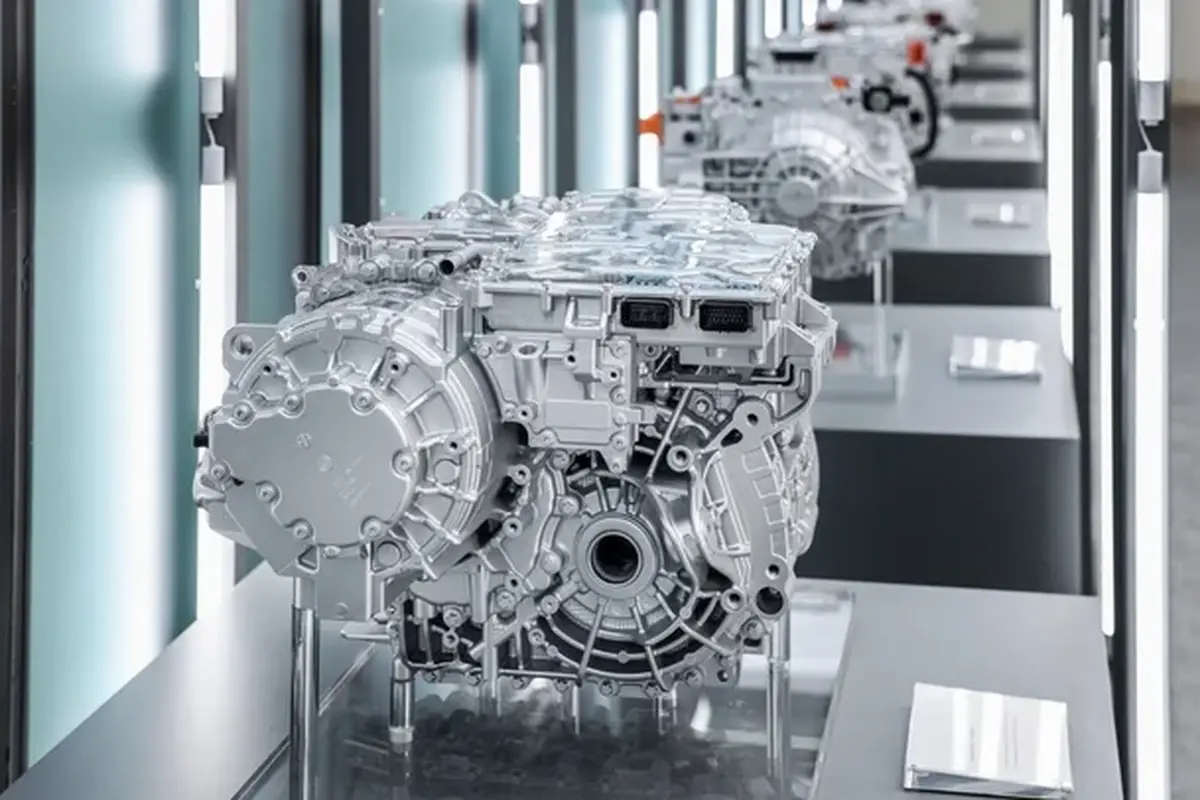 Geely Thunder 16-in-1 Intelligent Electric Drive, sistem penggerak listrik terintegrasi dengan teknologi AI dan efisiensi tinggi untuk mobil listrik.