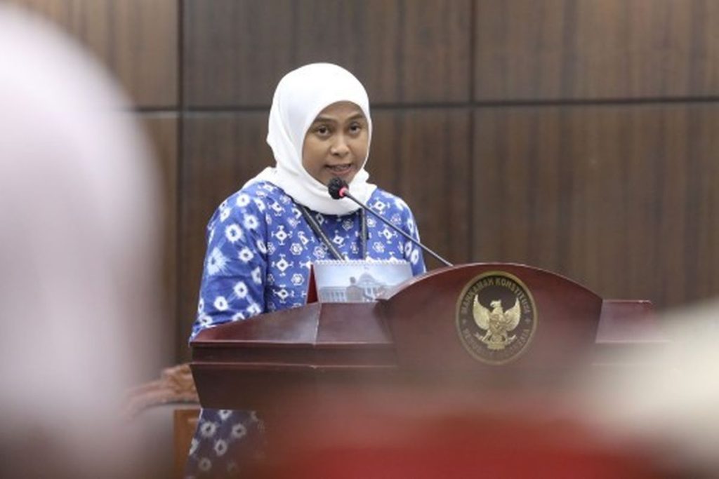 Dosen Unair Cenuk Widiayastrisna Sayekti memberikan kesaksian di sidang Mahkamah Konstitusi mengenai gaji pokok dosen.