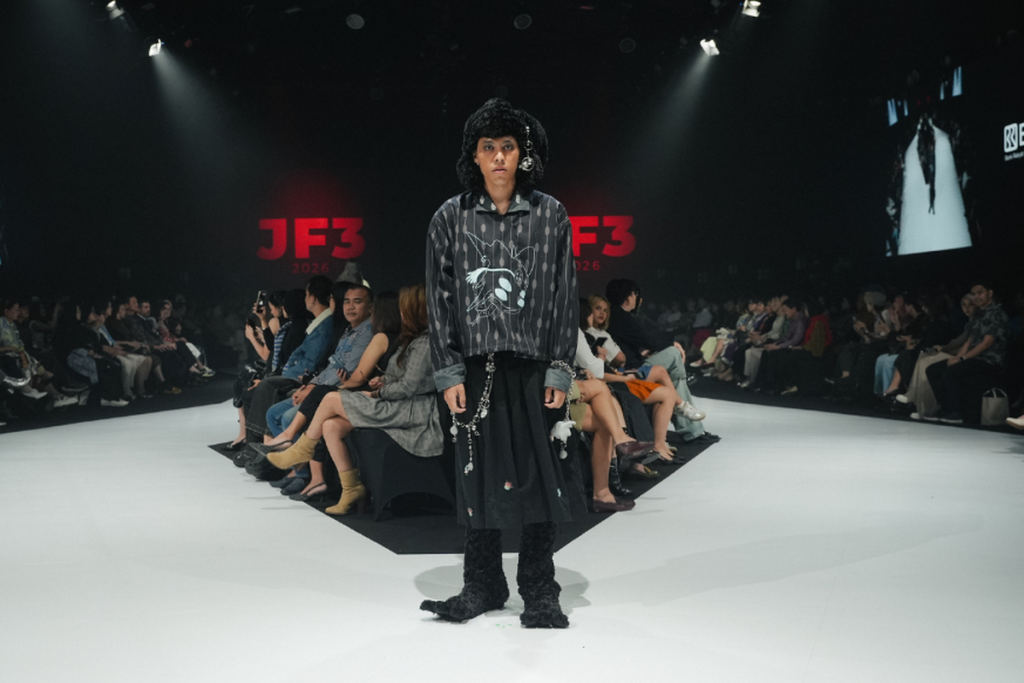 Model memperagakan koleksi Tendo Series karya Lil Public yang terinspirasi novel Zenitendo di JF3 Fashion Festival 2026.