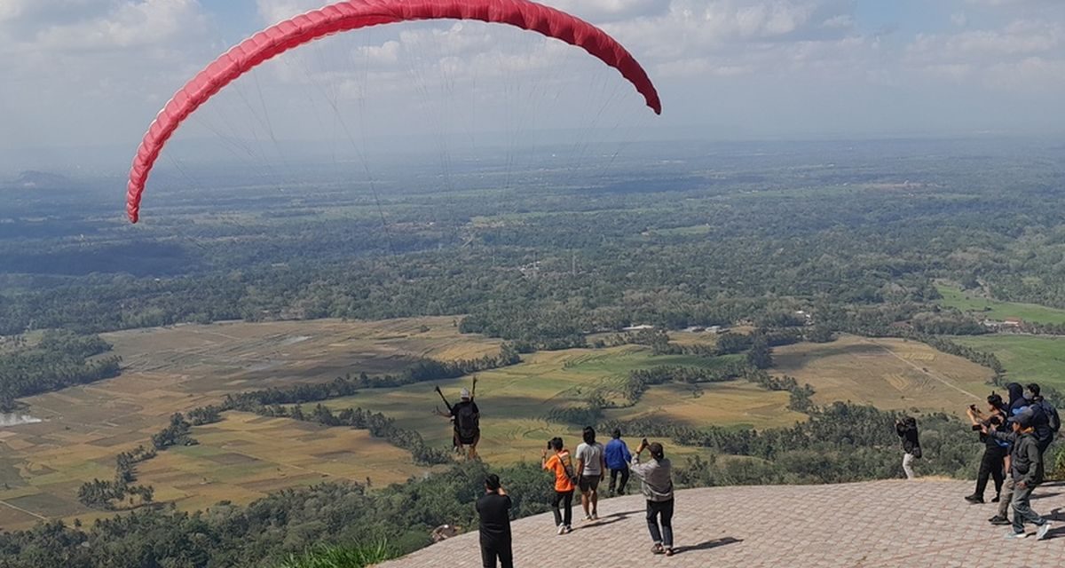 Wisata Paralayang Giri Sembung Perkuat Ekonomi Warga Melalui Beragam Usaha Lokal