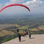Wisata Paralayang Giri Sembung Perkuat Ekonomi Warga Melalui Beragam Usaha Lokal