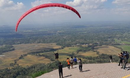 Wisata Paralayang Giri Sembung Perkuat Ekonomi Warga Melalui Beragam Usaha Lokal