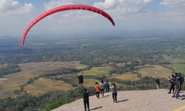 Wisata Paralayang Giri Sembung Perkuat Ekonomi Warga Melalui Beragam Usaha Lokal