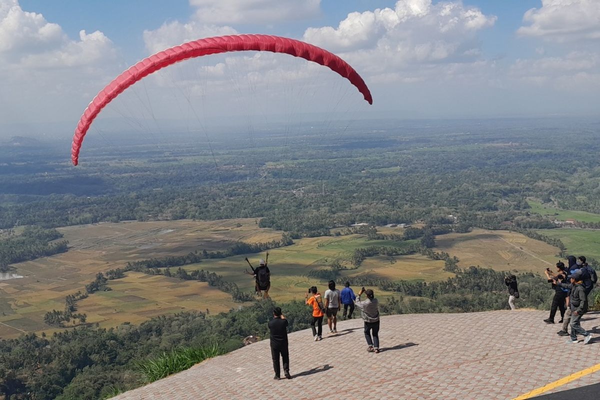 Wisata Paralayang Giri Sembung