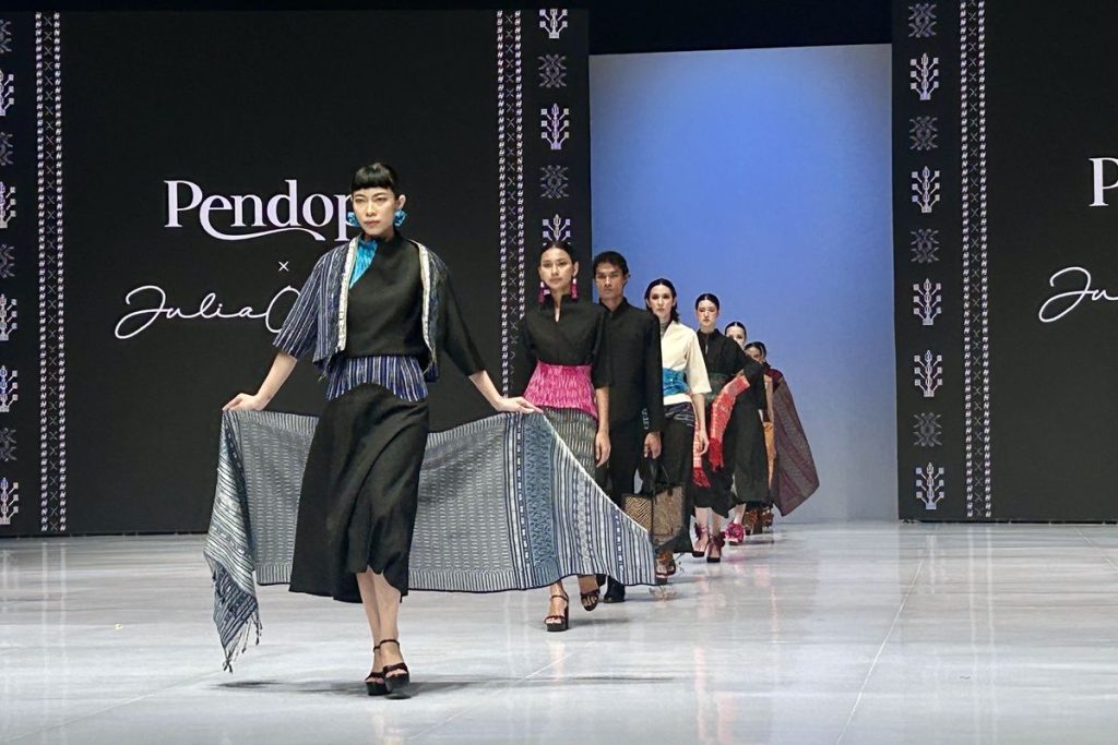 Koleksi Ulos modern Pendopo dan Julia Orlandy bertajuk Nadi di Tondi dipamerkan di Indonesia Fashion Week 2026.