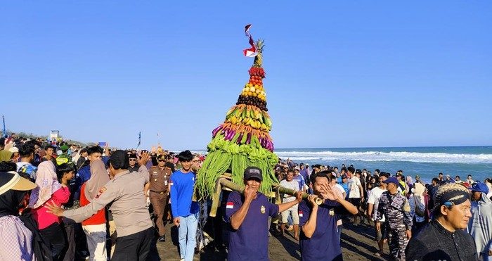 Merti Jaladri Jatimalang, Tradisi Larung Laut yang Penuh Syukur