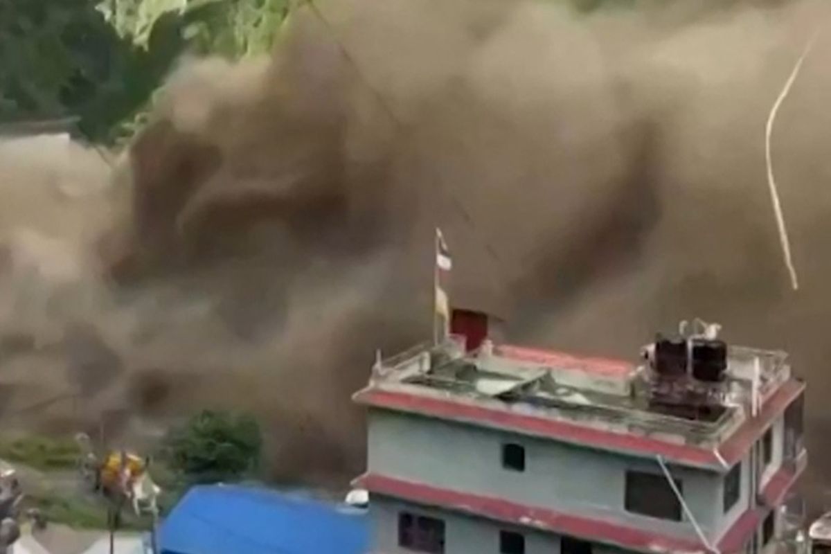 penyebab banjir bandang Nepal
