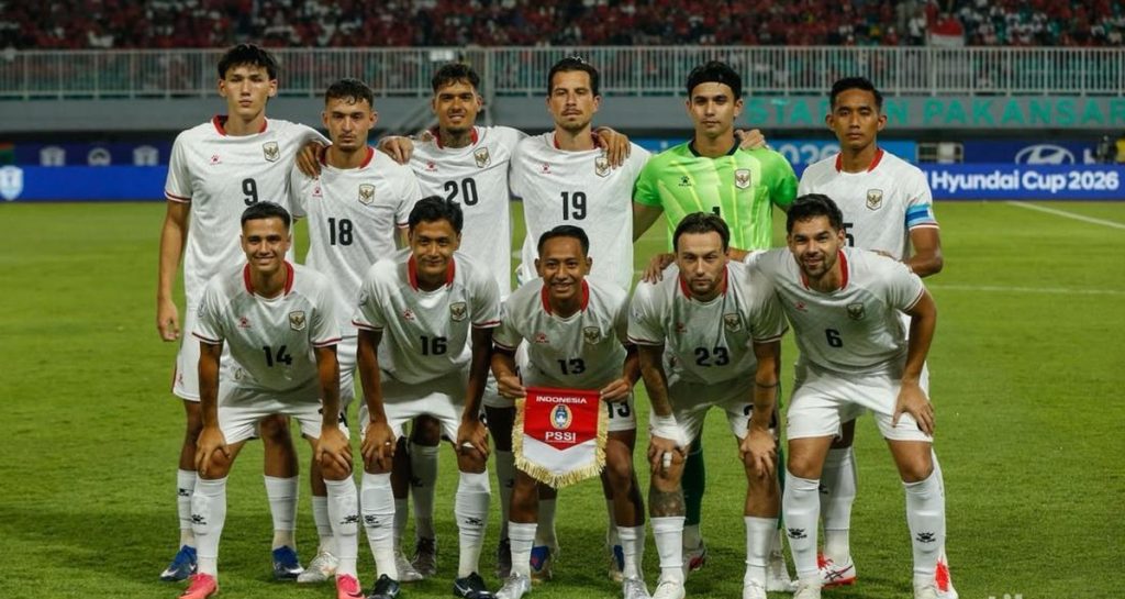 Pemain Timnas Indonesia berebut bola dengan pemain Vietnam pada pertandingan Grup A Piala AFF 2026 di Stadion Pakansari.