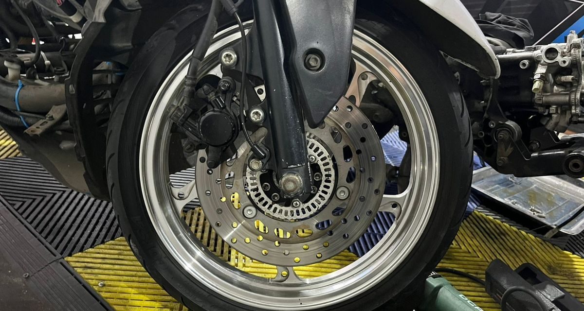 ABS Motor Bisa Cegah Jatuh di Jalan Beroli? Ahli Jelaskan Batas Kemampuannya