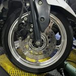 ABS Motor Bisa Cegah Jatuh di Jalan Beroli? Ahli Jelaskan Batas Kemampuannya