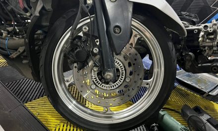 ABS Motor Bisa Cegah Jatuh di Jalan Beroli? Ahli Jelaskan Batas Kemampuannya