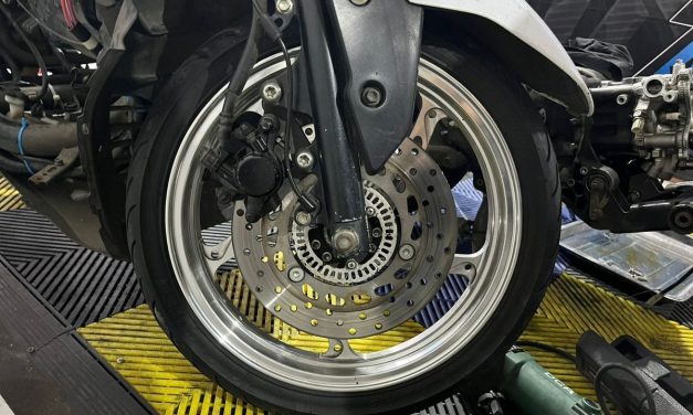 ABS Motor Bisa Cegah Jatuh di Jalan Beroli? Ahli Jelaskan Batas Kemampuannya