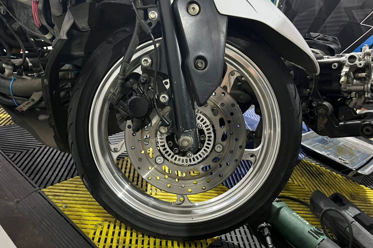 Fungsi motor ABS di jalan beroli