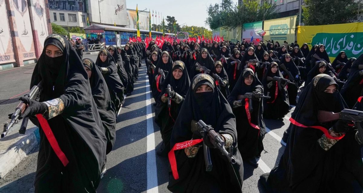 Program Sukarelawan Militer Iran Tarik Ratusan Ribu Pendaftar