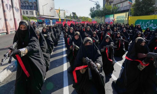 Program Sukarelawan Militer Iran Tarik Ratusan Ribu Pendaftar