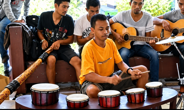 Iqbal Sanggo Rawat Budaya Sumbawa Lewat Musik Etnik Modern